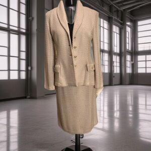 St. John Couture Intricate weave - Oatmeal 2 piece suit  Gold tone butto…